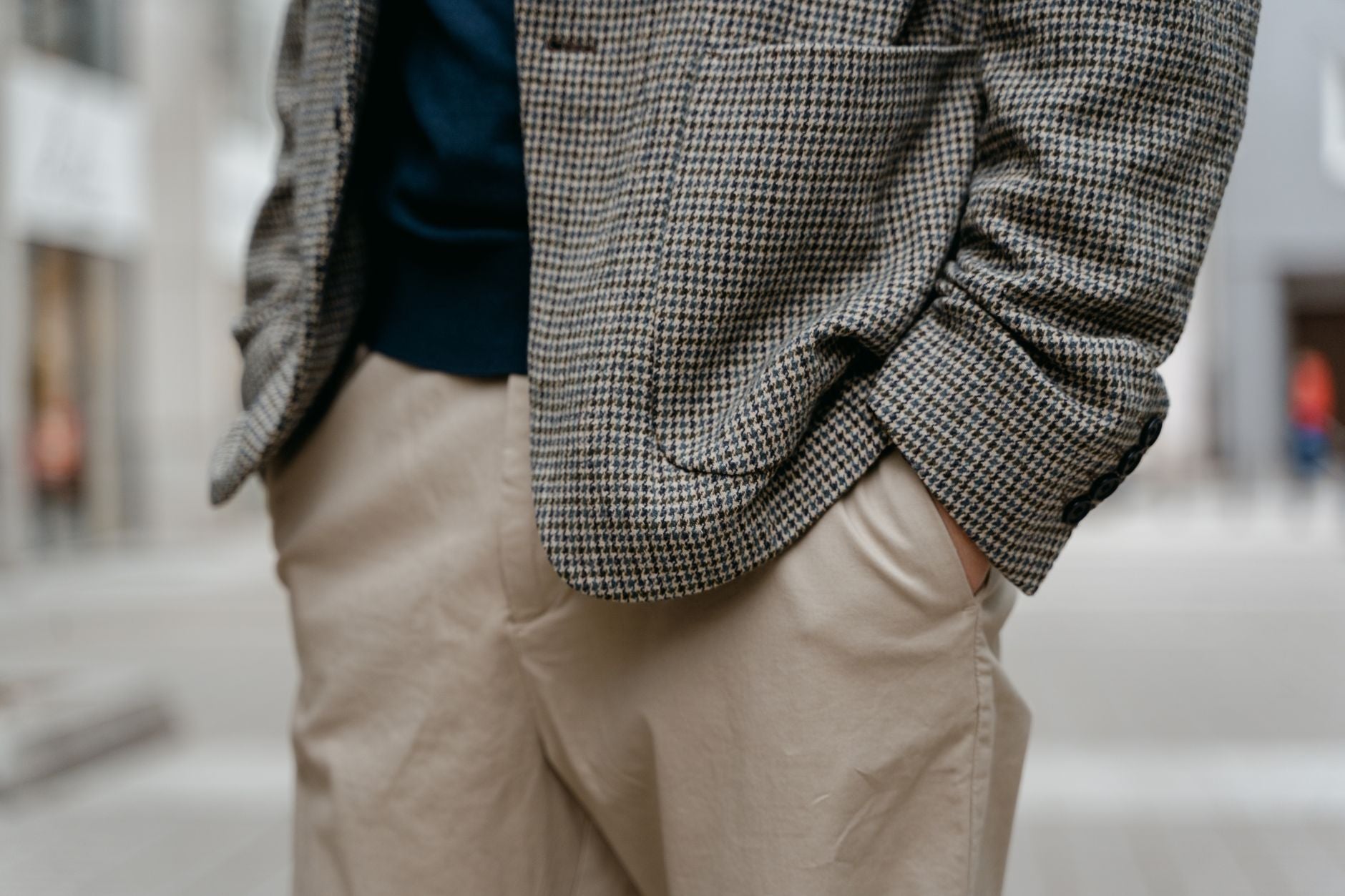 Homme en pantalon ample beige et blazer à carreaux dans la rue