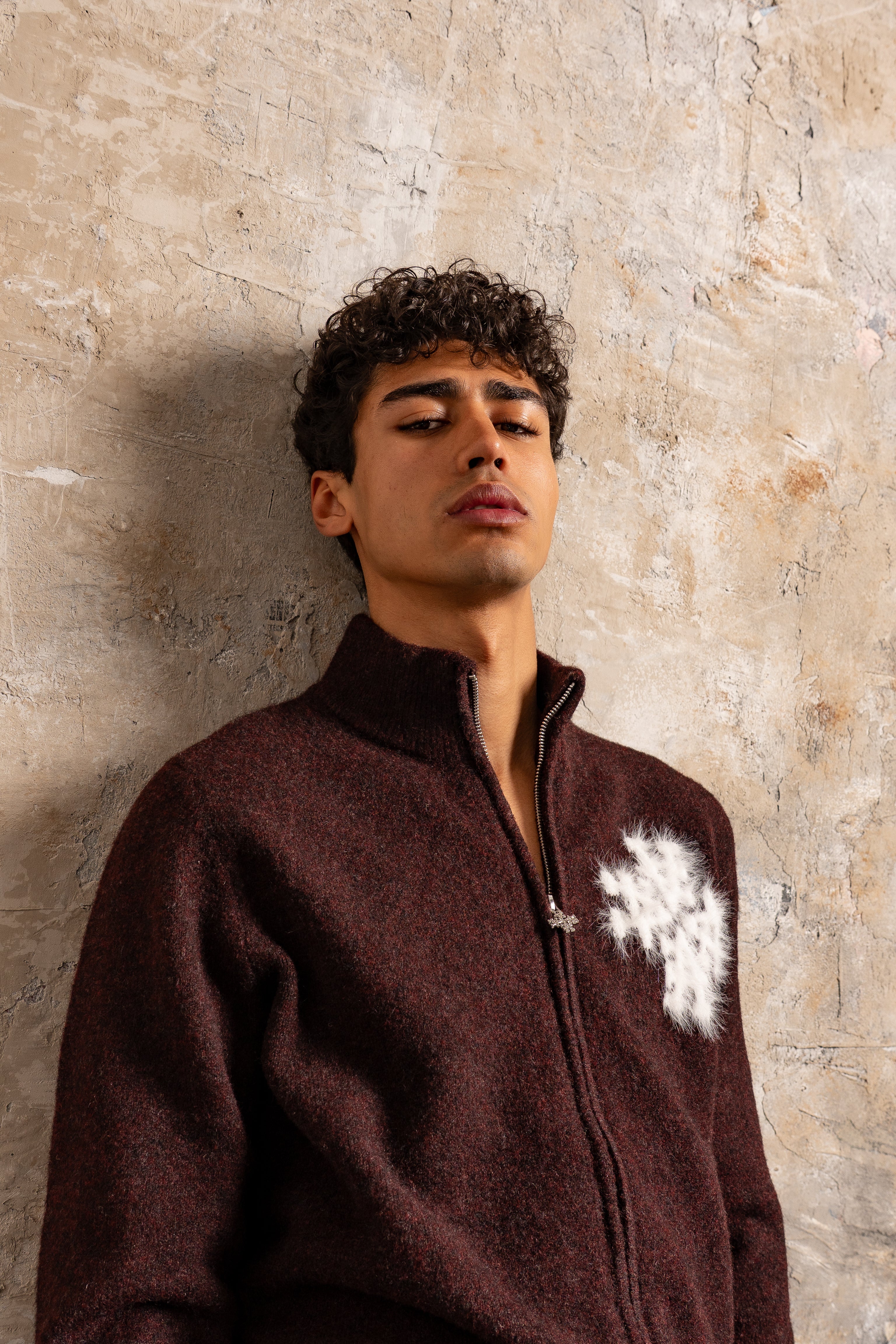 Sweat zippé en maille fluffy monogramme signature bordeaux