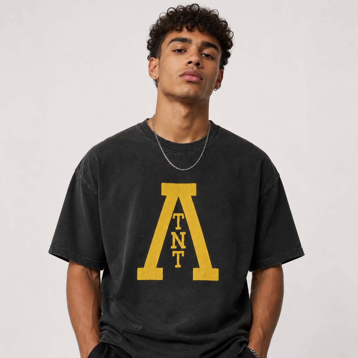 Homme portant le T-shirt ATNT Paris University Graphic washed black.