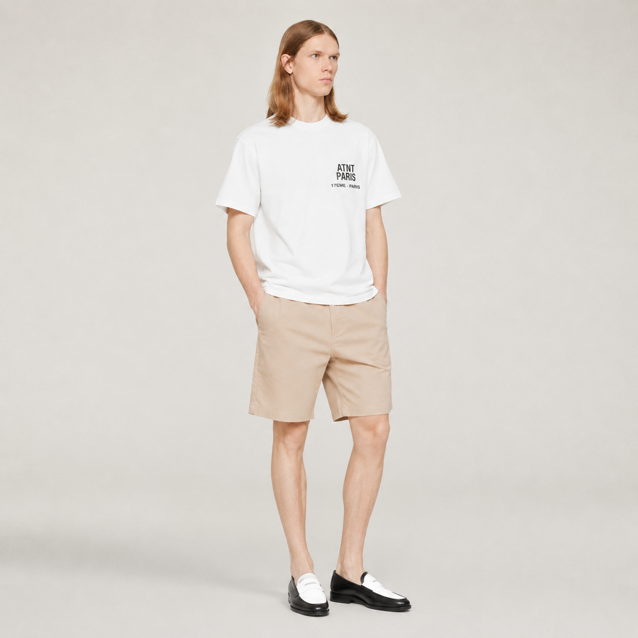 Homme portant le T-shirt blanc ATNT Paris 17ème Remember.