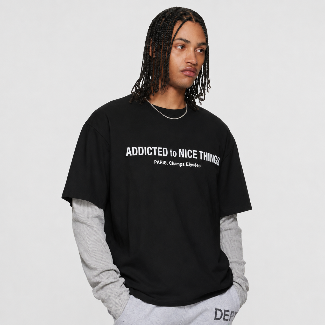 Portrait homme avec T-shirt noir ATNT Paris Addicted to Nice Things