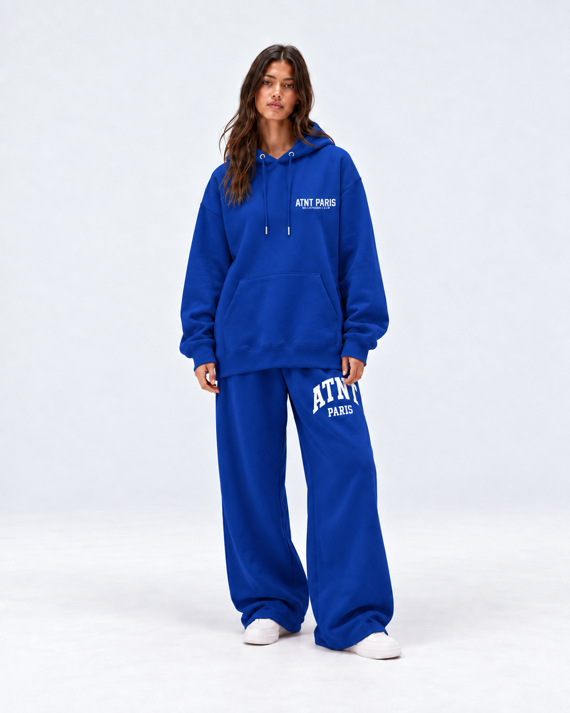 Sweat Billionaire Club bleu ATNT PARIS — plein-pied-face, studio gris clair