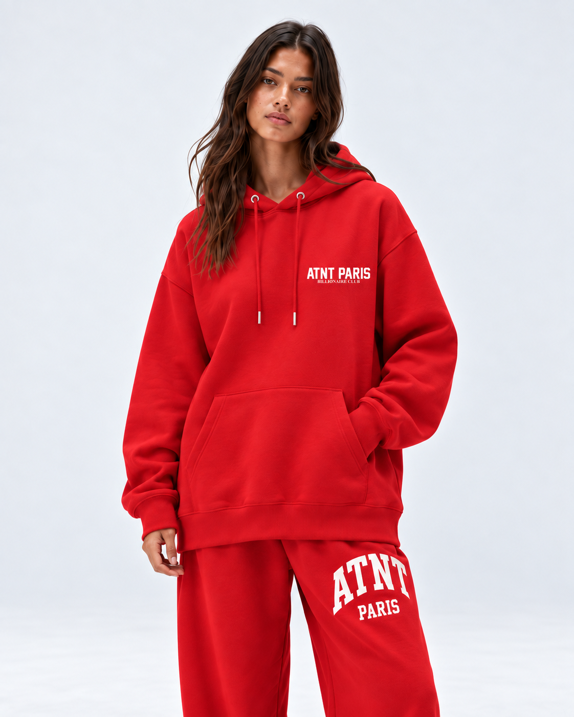 Sweat Billionaire Club rouge ATNT PARIS — porte trois quarts, coupe portée ample, studio gris clair