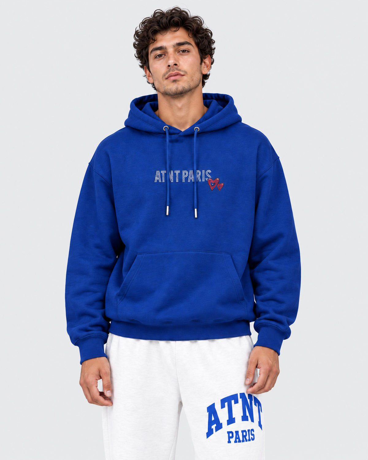 Sweat Capuche Bleu Roi Love heart Strass ATNT PARIS — Pack studio naturel — mannequin homme, vue de face rapprochée — fond gris clair