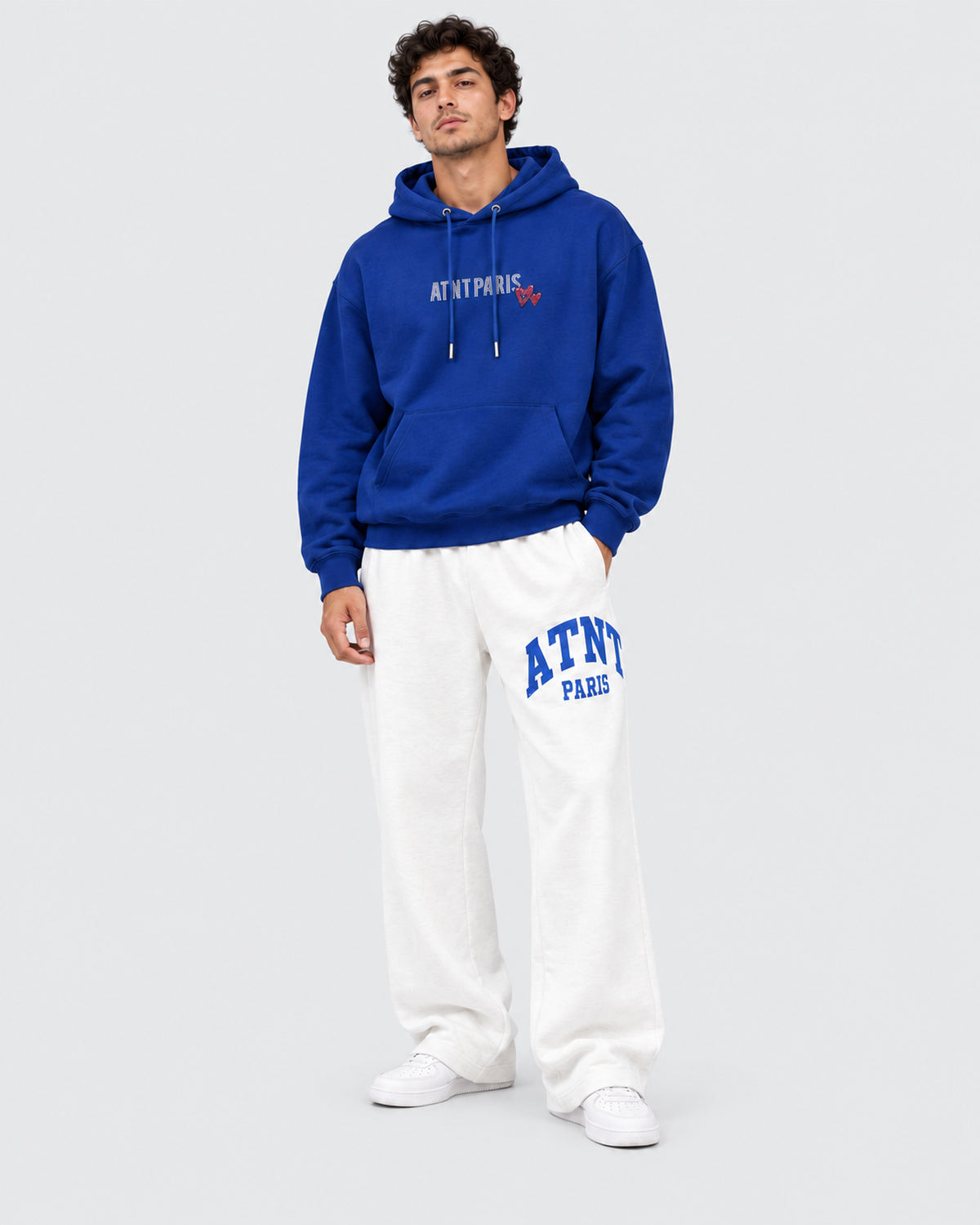 Sweat Capuche Bleu Roi Love heart Strass ATNT PARIS — Pack studio naturel — mannequin homme en pied, vue de face — fond gris clair