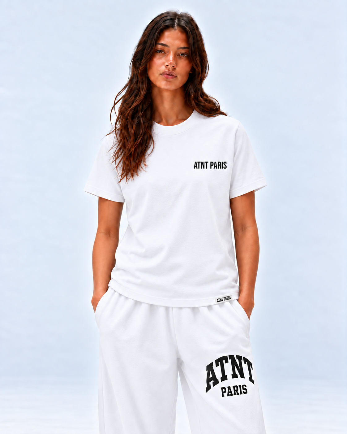 T-shirt classique blanc Essentials ATNT PARIS porté avec jogging blanc au logo ATNT PARIS