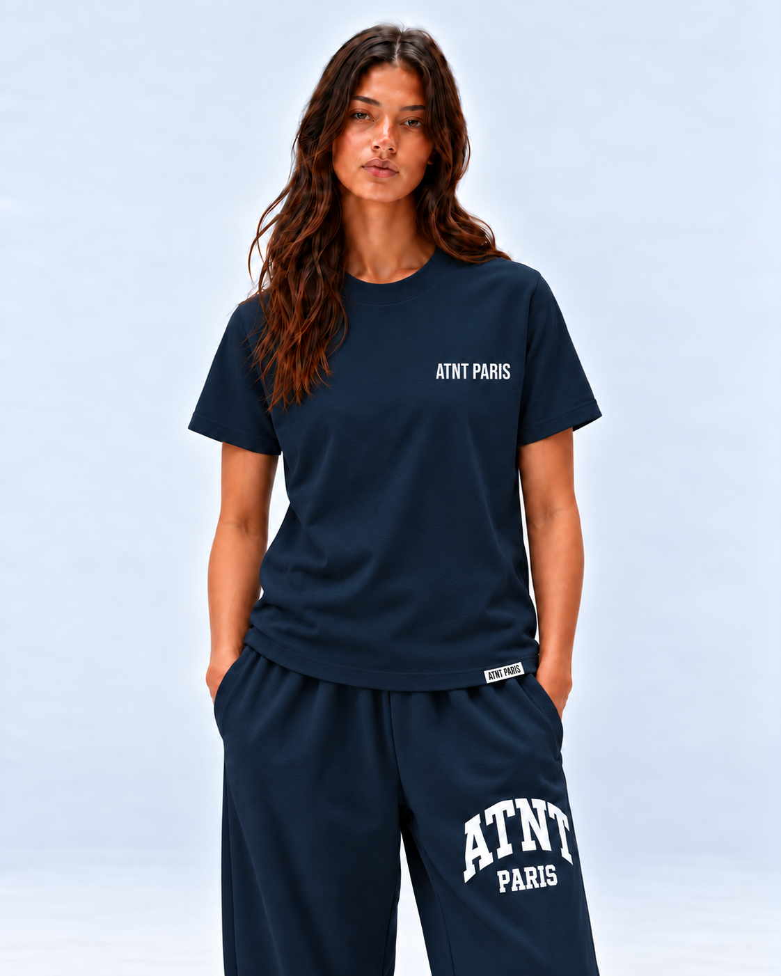 T-shirt classique bleu marine Essentials ATNT PARIS porté avec jogging marine au logo ATNT PARIS