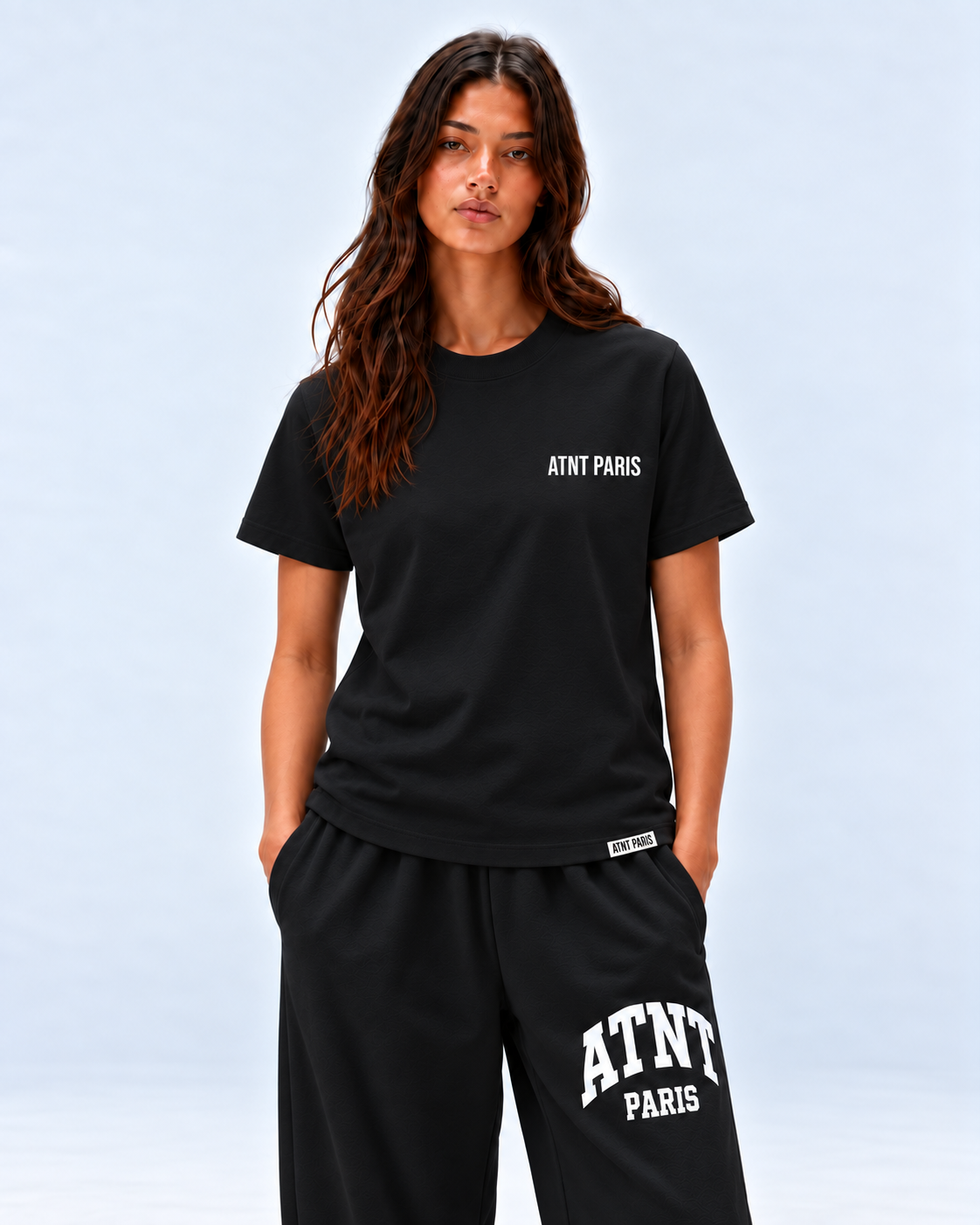 T-shirt classique noir Essentials ATNT PARIS porté avec jogging noir au logo ATNT PARIS