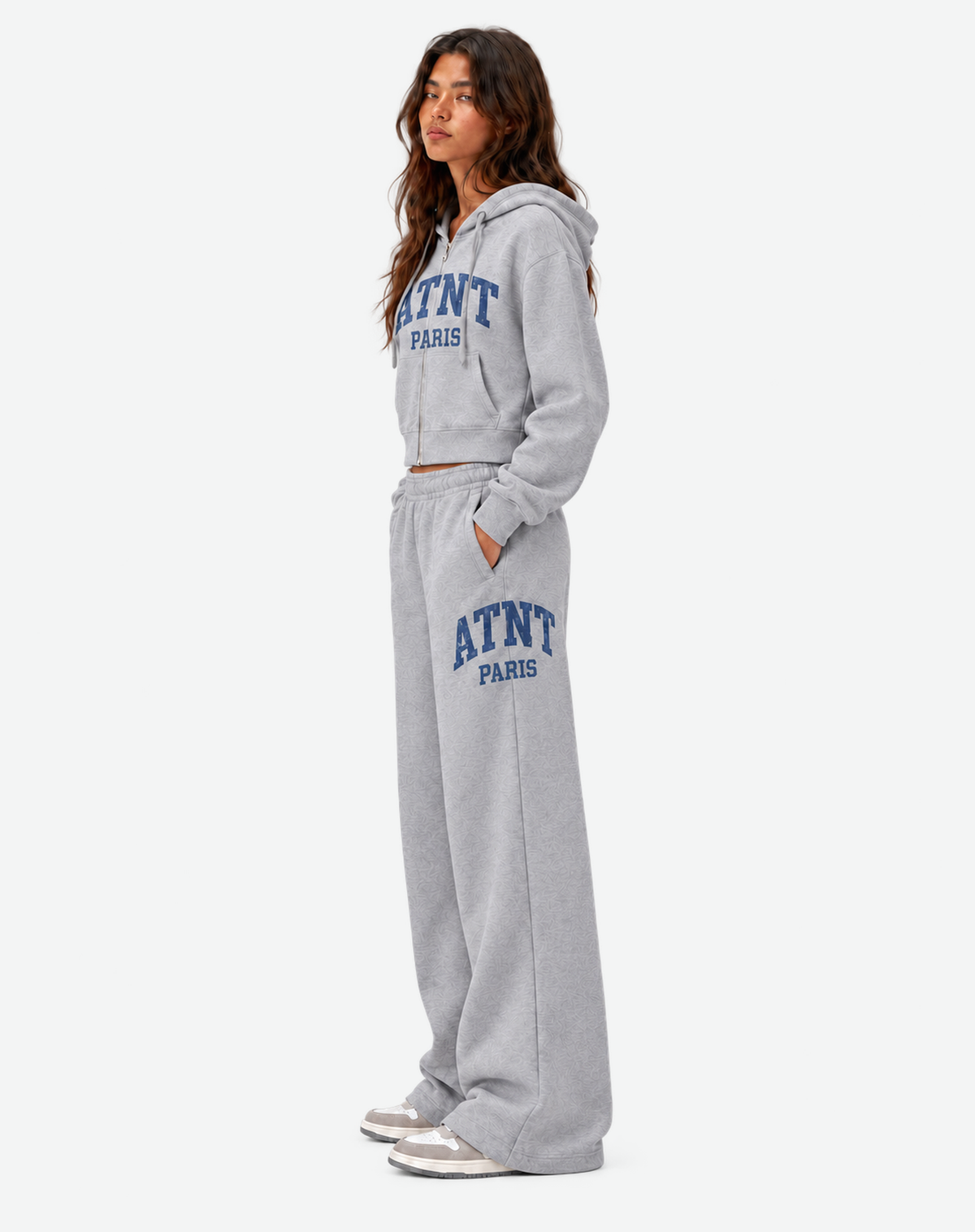 Jogging femme ATNT PARIS Heather Grey, profil gauche avec sweat crop, fond gris neutre