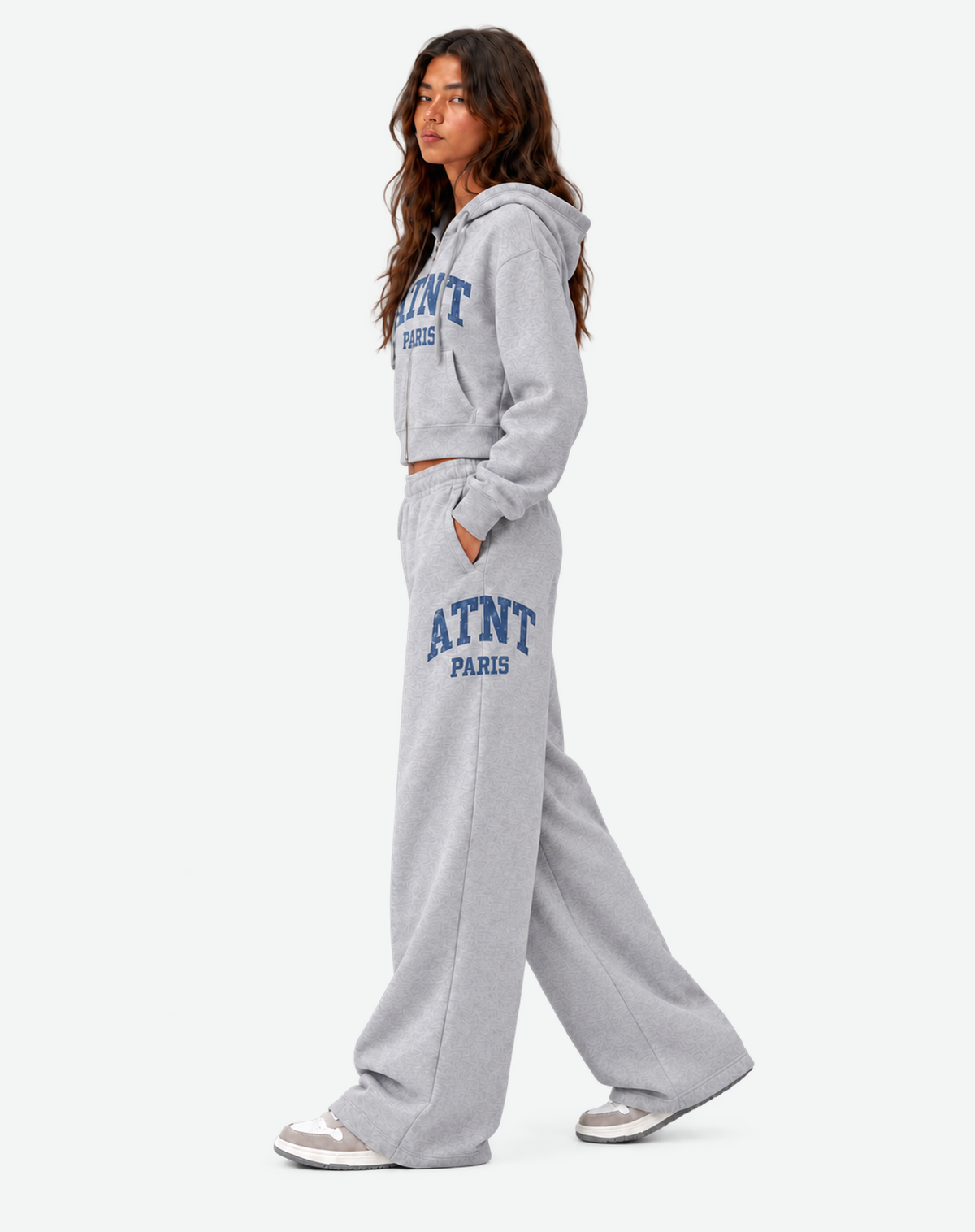 Jogging femme Heather Grey ATNT PARIS, profil gauche en marche, fond gris du site
