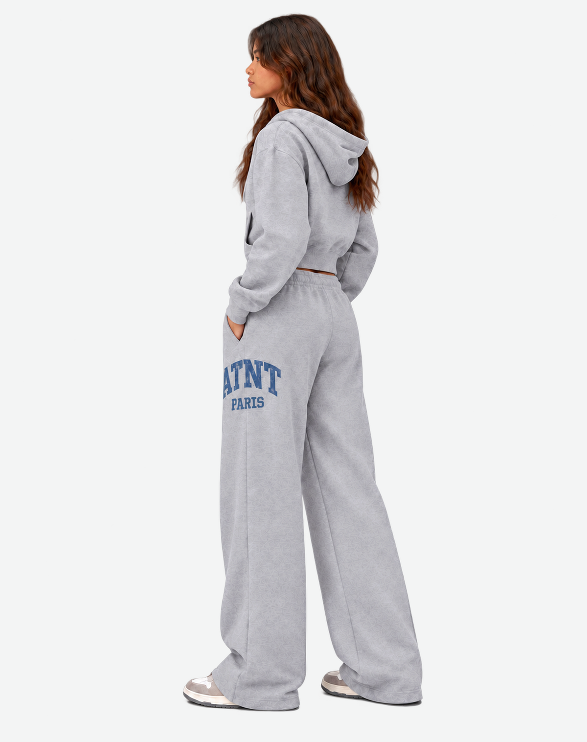 Jogging femme Heather Grey ATNT PARIS, trois quarts dos avec tête de profil, fond gris du site