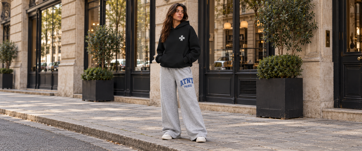 Sweat à Capuche Signature noir oversize porté dans une ambiance lifestyle ATNT PARIS
