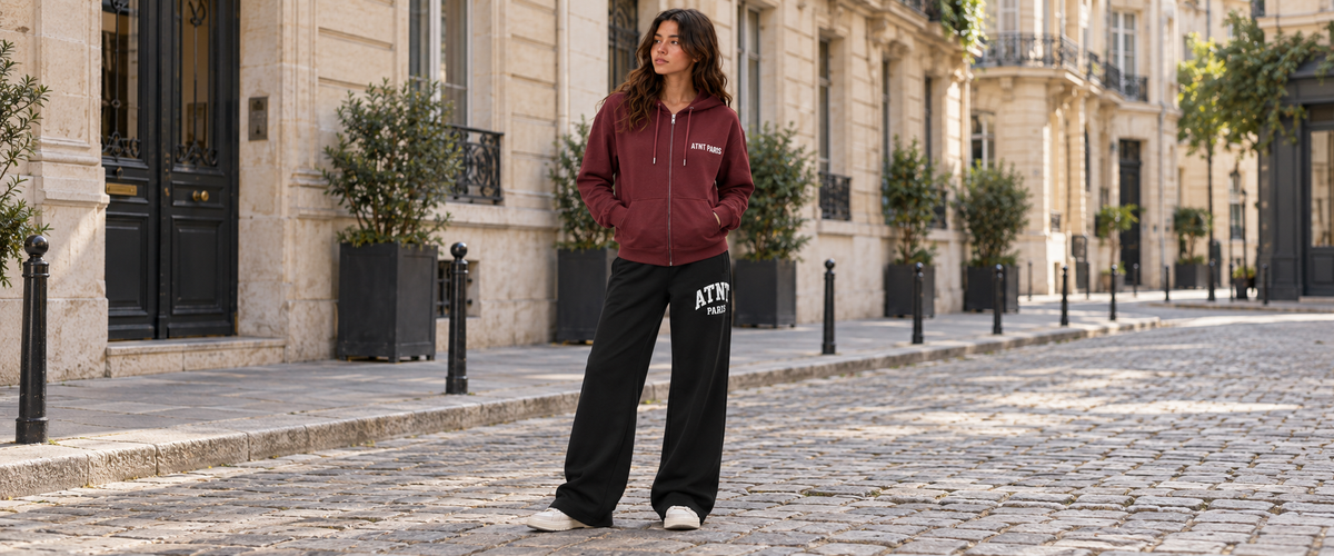 Sweat Zippé Bordeaux – Essentials porté dans une ambiance lifestyle ATNT PARIS