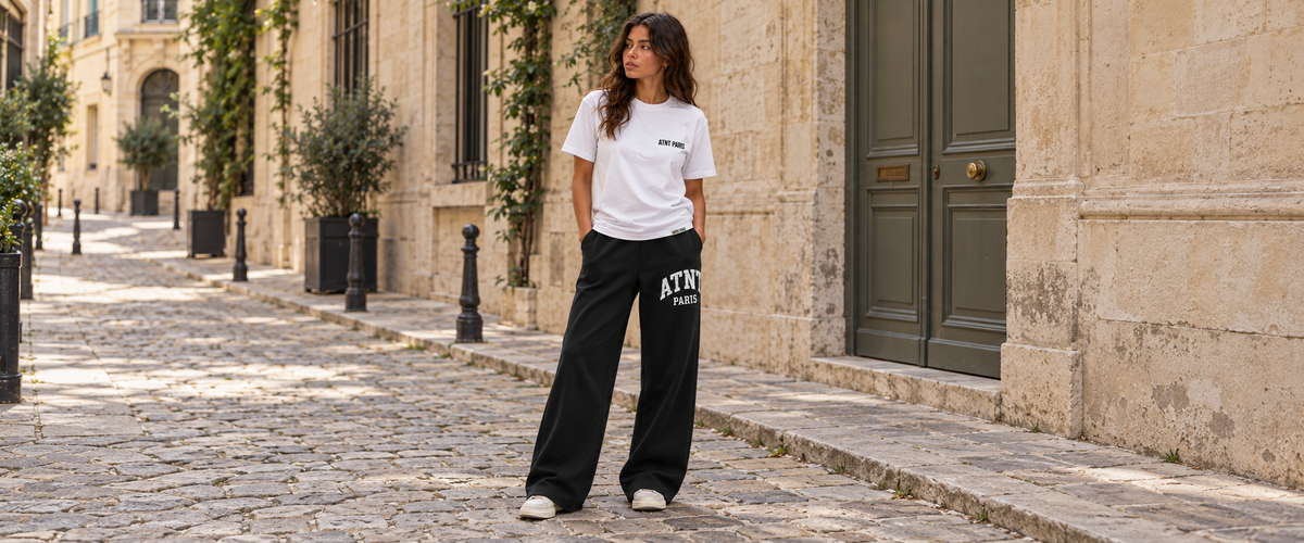 T-Shirt Classique Blanc – Essentials avec jogging wide leg noir — tenue à Paris