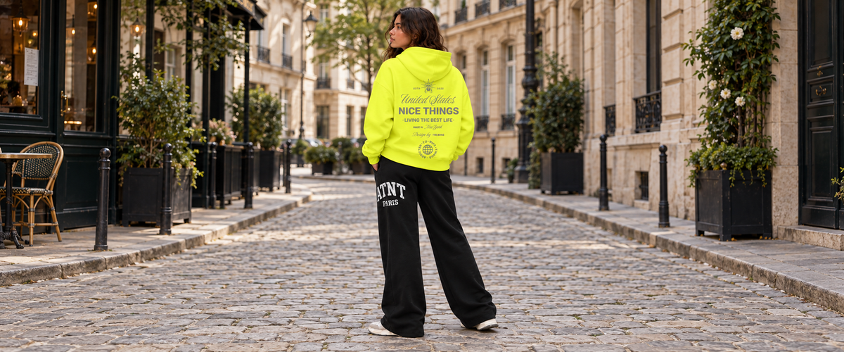 Sweat Capuche Jaune Fluo – NYC Héritage avec jogging wide leg noir — tenue à Paris