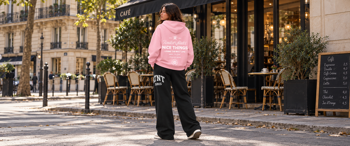 Sweat Capuche Light Pink – NYC Héritage avec jogging wide leg noir — tenue à Paris