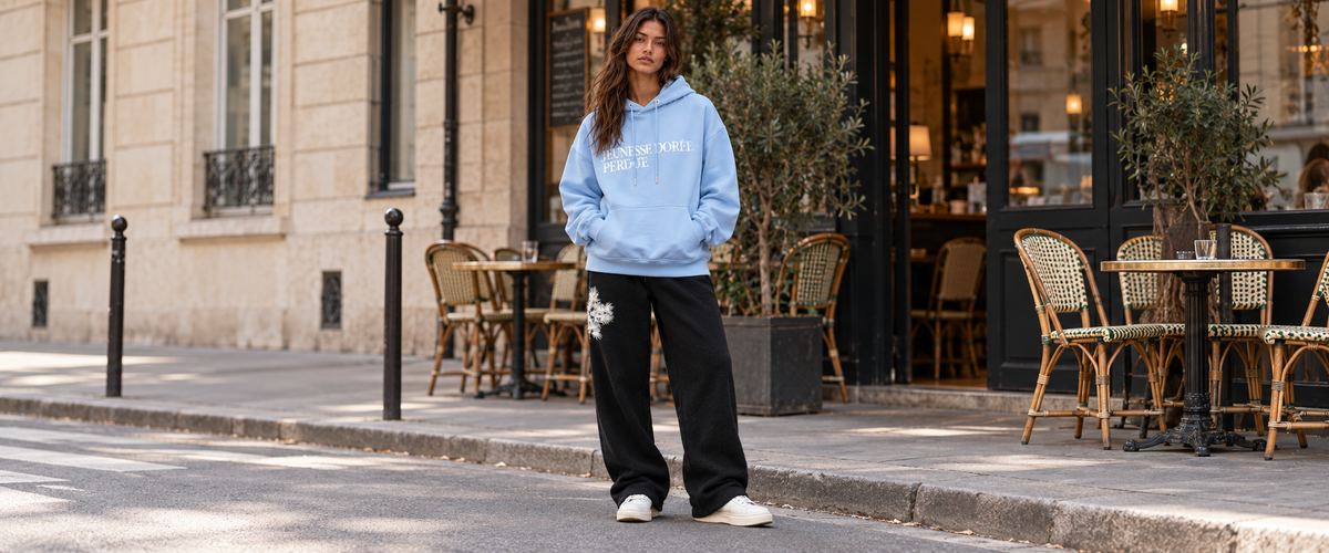 Sweat à Capuche Bleu Ciel « Jeunesse Dorée Perdue » – ATNT Paris — tenue portée à Paris