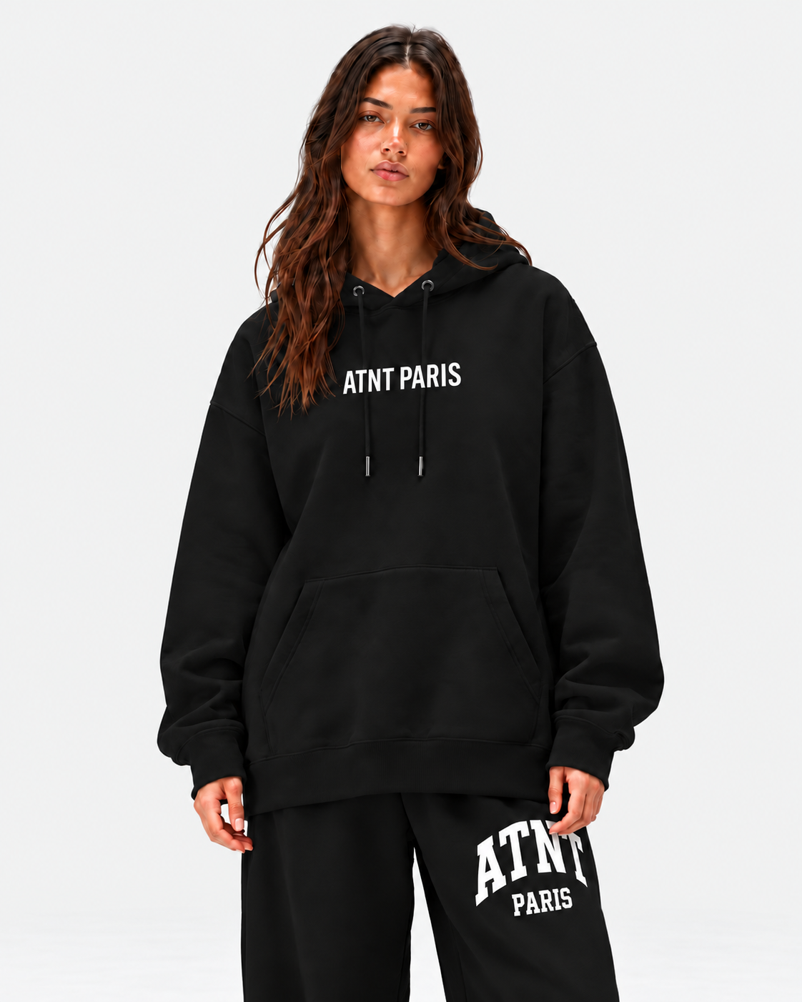 Sweat Love Flower noir ATNT PARIS avec jogging au logo ATNT PARIS, fond gris clair neutre