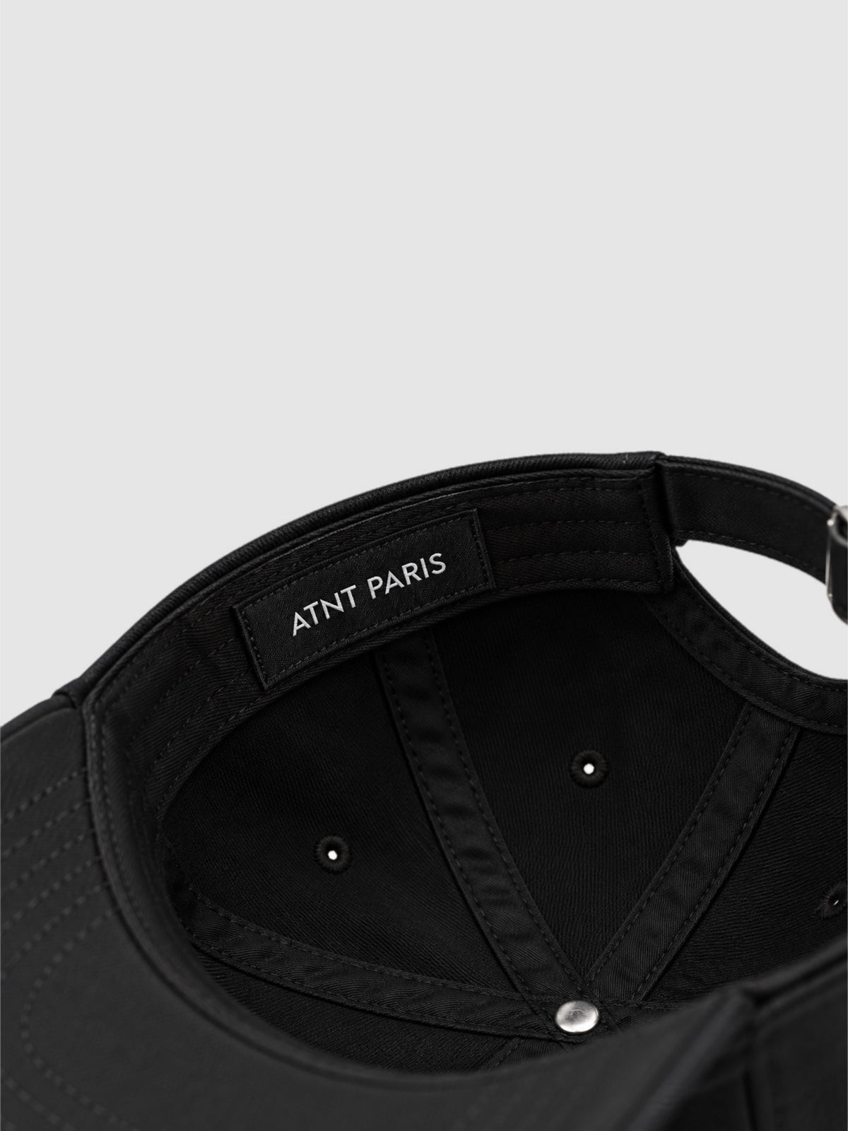 Étiquette intérieure ATNT PARIS de la casquette noire
