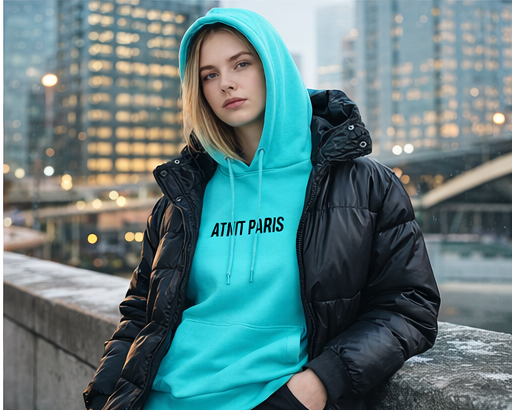 Sweat bleu tiffany ATNT Paris porté en extérieur, style streetwear luxe urbain