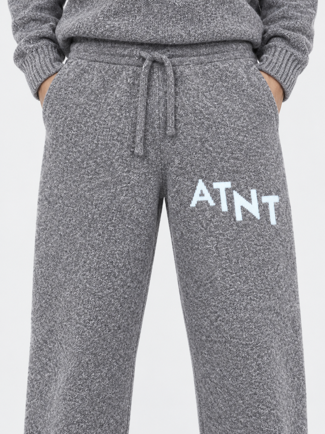 ATNT Tracksuits studio : Jogging Oversize Gris Effet Cachemire, détail de la matière sur fond gris clair