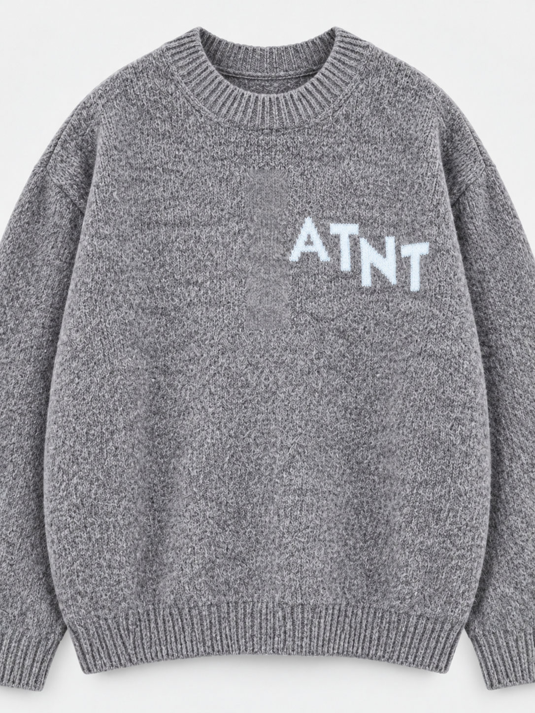 ATNT Tracksuits studio : Pull Oversize Gris Effet Cachemire, détail de la matière sur fond gris clair