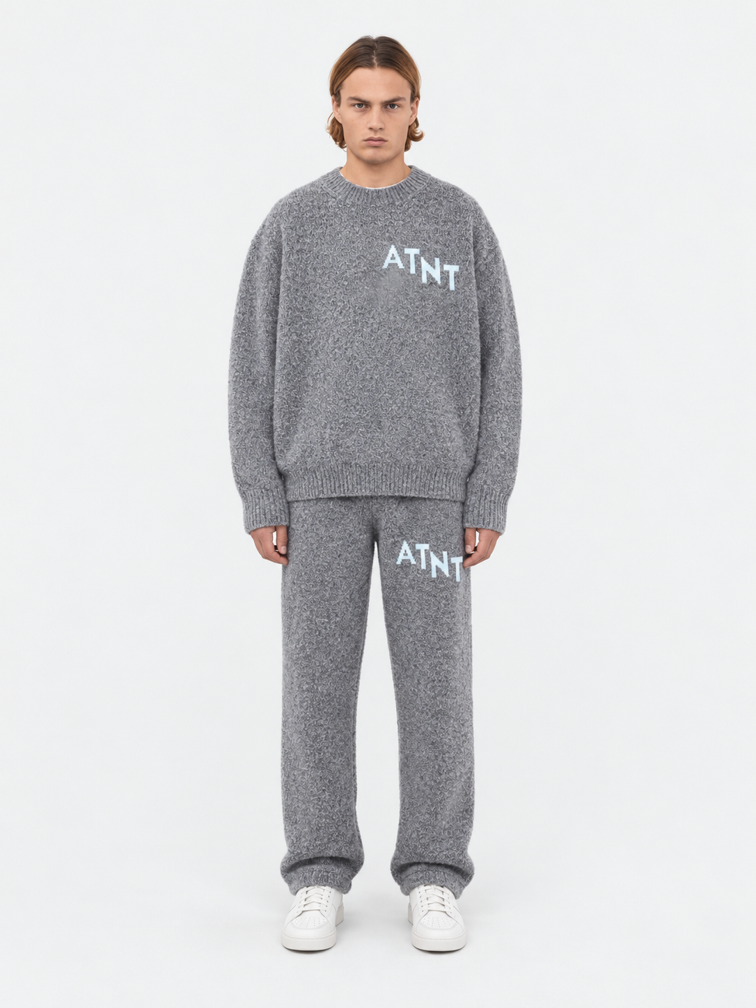 ATNT Tracksuits studio : Jogging Oversize Gris Effet Cachemire, vue de face sur fond gris clair