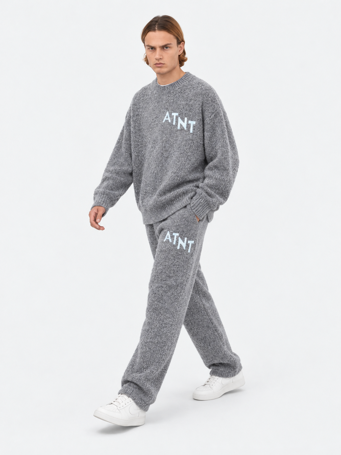 ATNT Tracksuits studio : Pull Oversize Gris Effet Cachemire, vue en mouvement sur fond gris clair