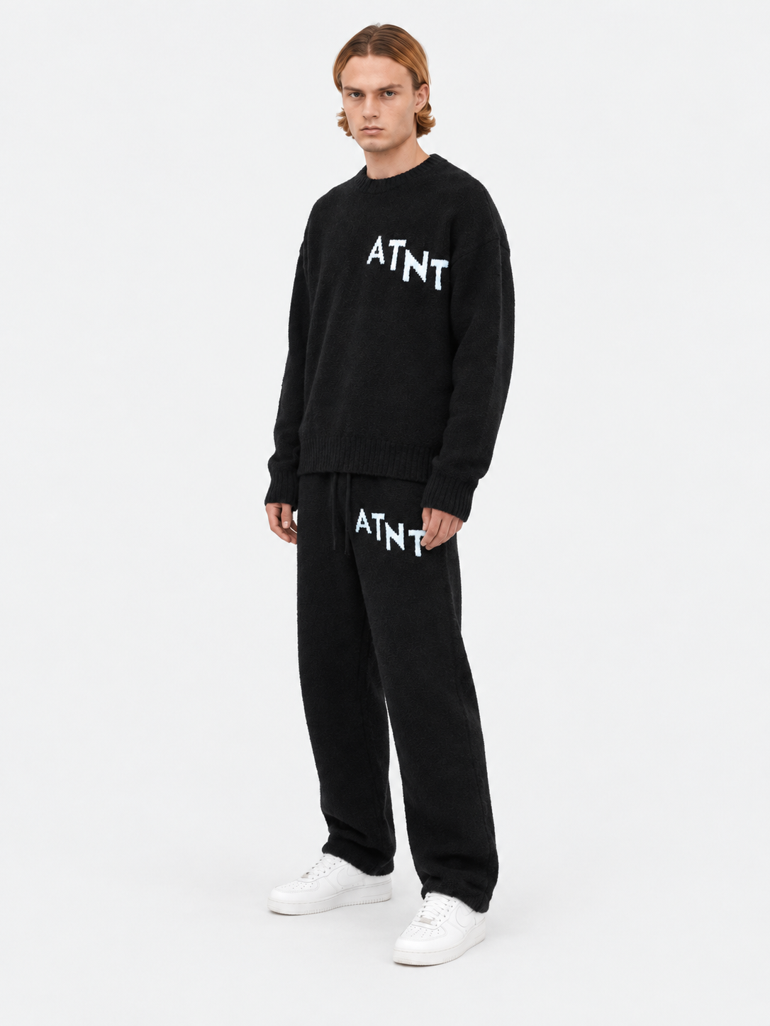 ATNT Tracksuits studio : Jogging Oversize Noir Effet Cachemire, vue de trois quarts sur fond gris clair