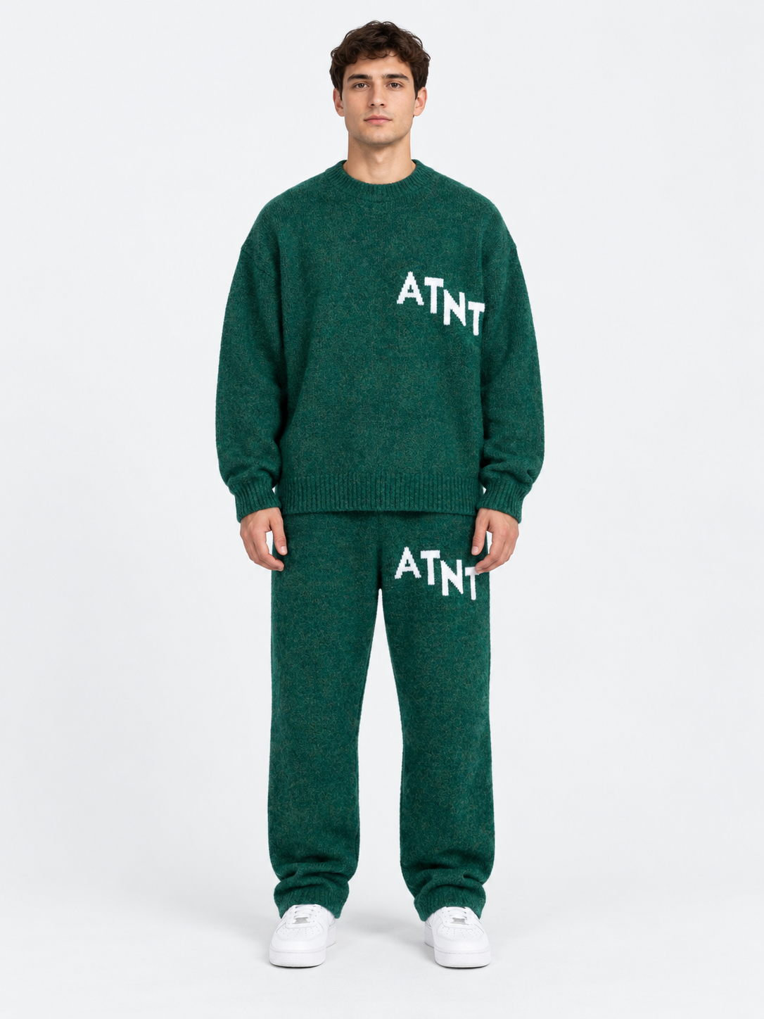 ATNT Tracksuits studio : Jogging Oversize Vert Effet Cachemire, vue de face sur fond gris clair
