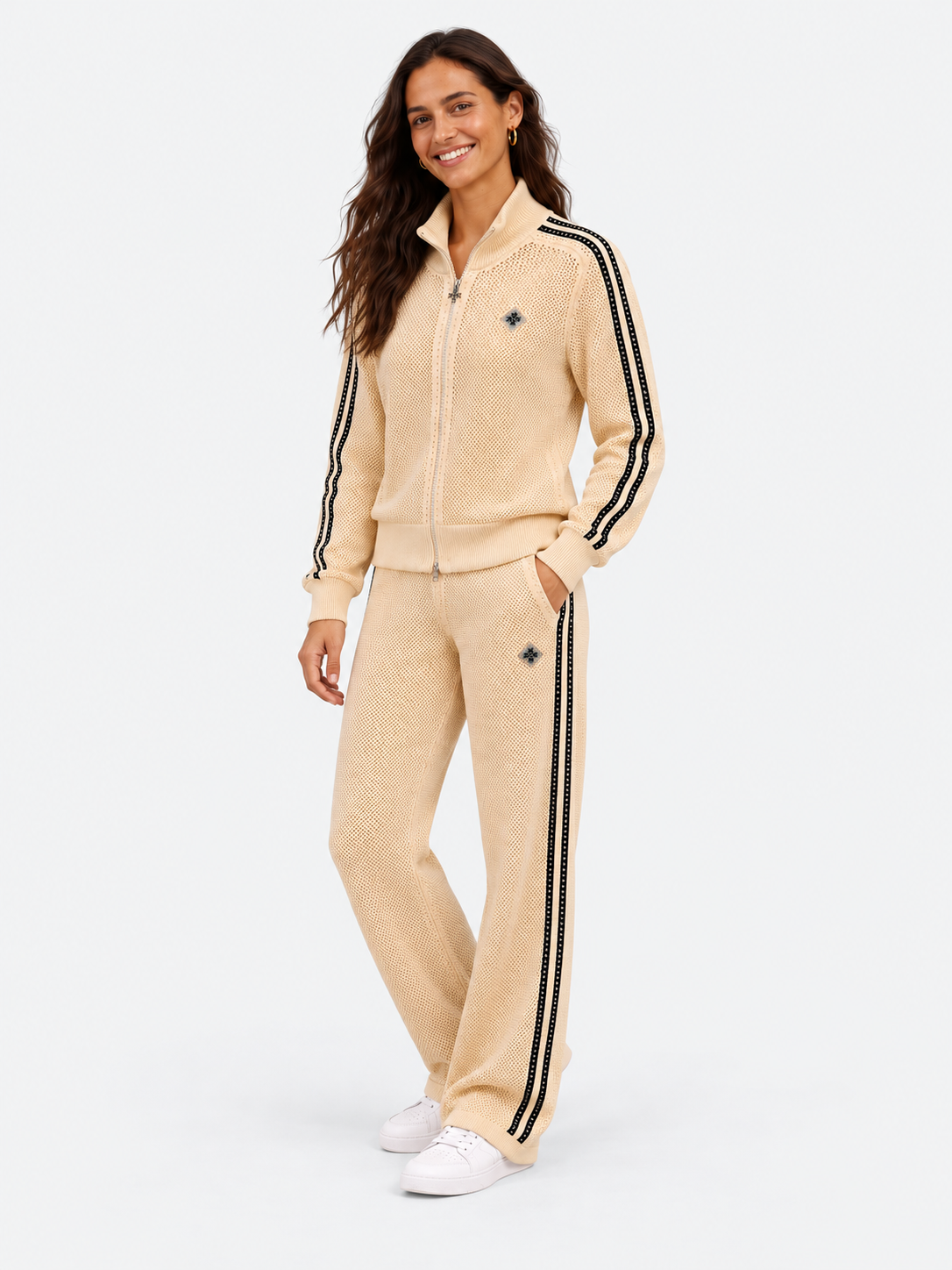 ATNT Tracksuits studio : Pantalon de Survêtement Signature Beige – Détail Crochet, vue de trois quarts sur fond gris clair