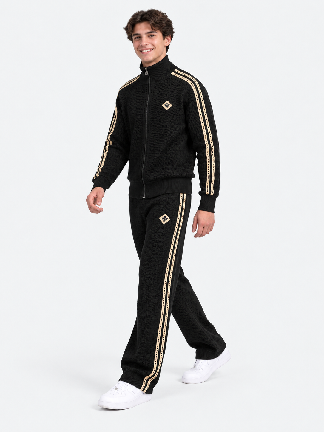 ATNT Tracksuits studio : Pantalon de Survêtement Signature Noir – Détail Crochet, vue en mouvement sur fond gris clair