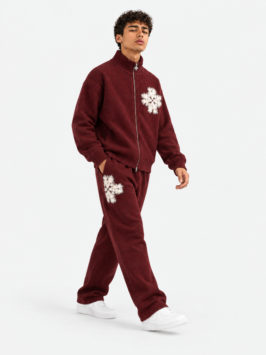 ATNT Tracksuits studio : Pantalon de jogging en maille fluffy monogramme signature bordeaux, vue en mouvement sur fond gris clair