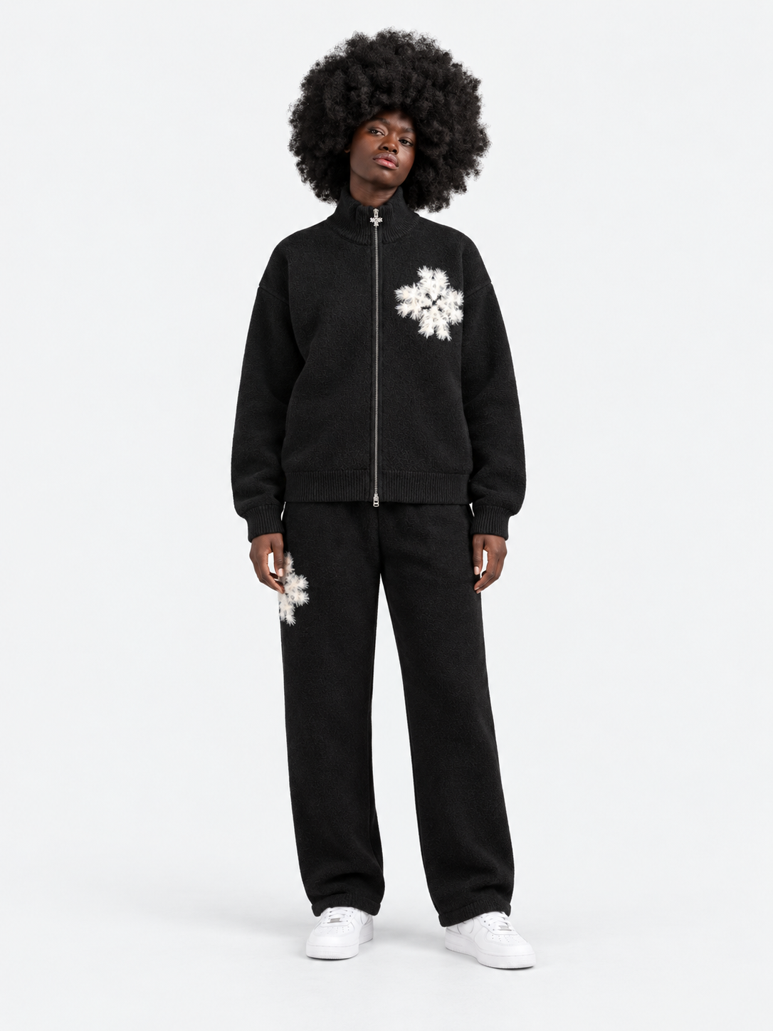 ATNT Tracksuits studio : Pantalon de jogging en maille fluffy monogramme signature noir, vue de face sur fond gris clair