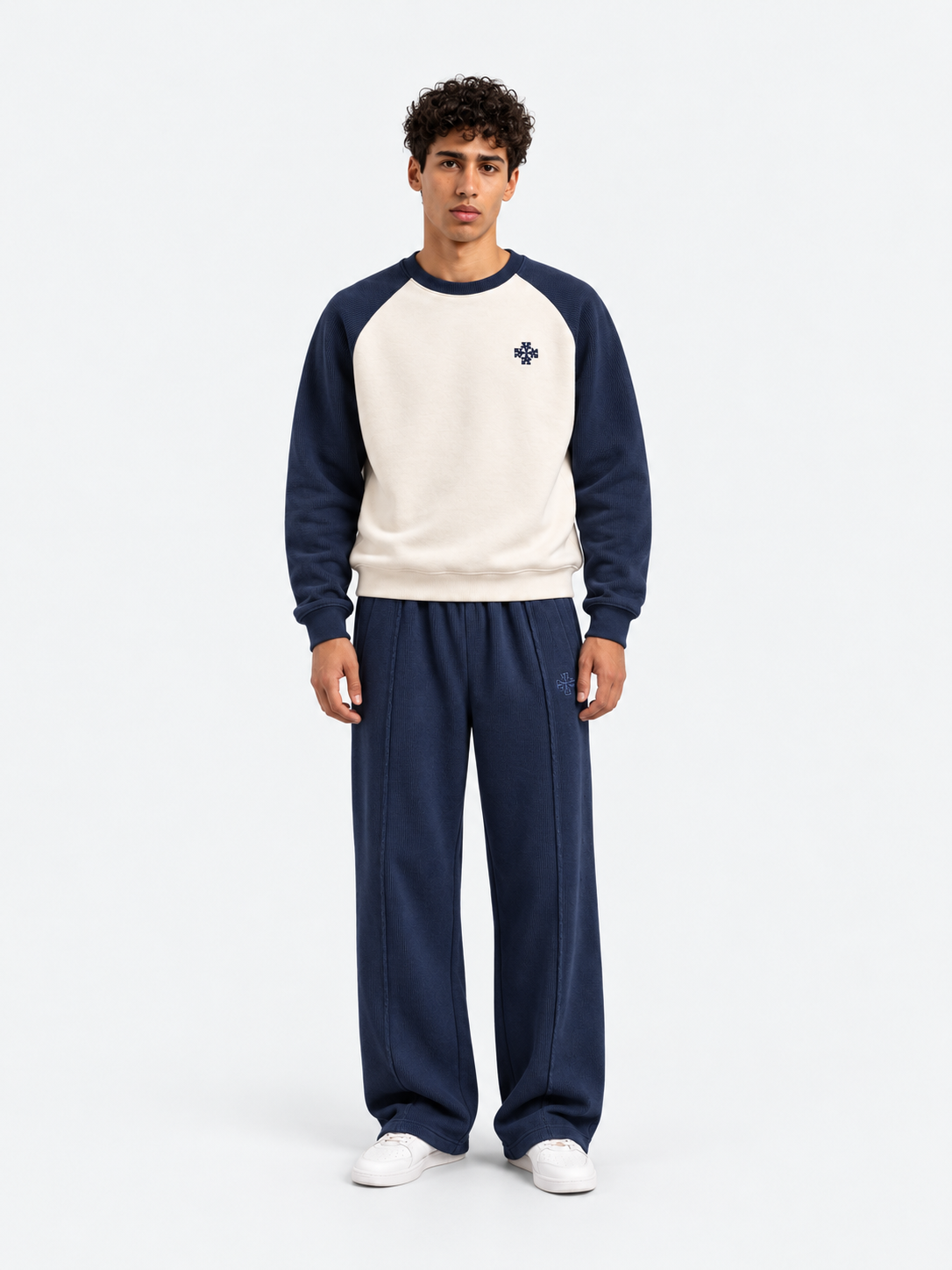 ATNT Tracksuits studio : Pantalon Héritage Ample Marine, vue de face sur fond gris clair