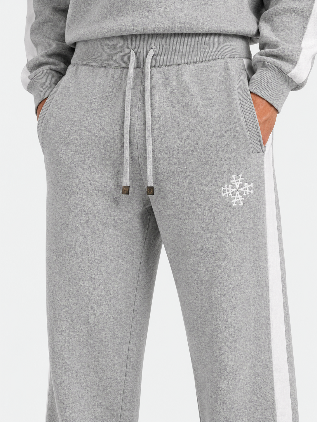 ATNT Tracksuits studio : Pantalon Knitted Gris Signature rayures latérales, détail de la matière sur fond gris clair