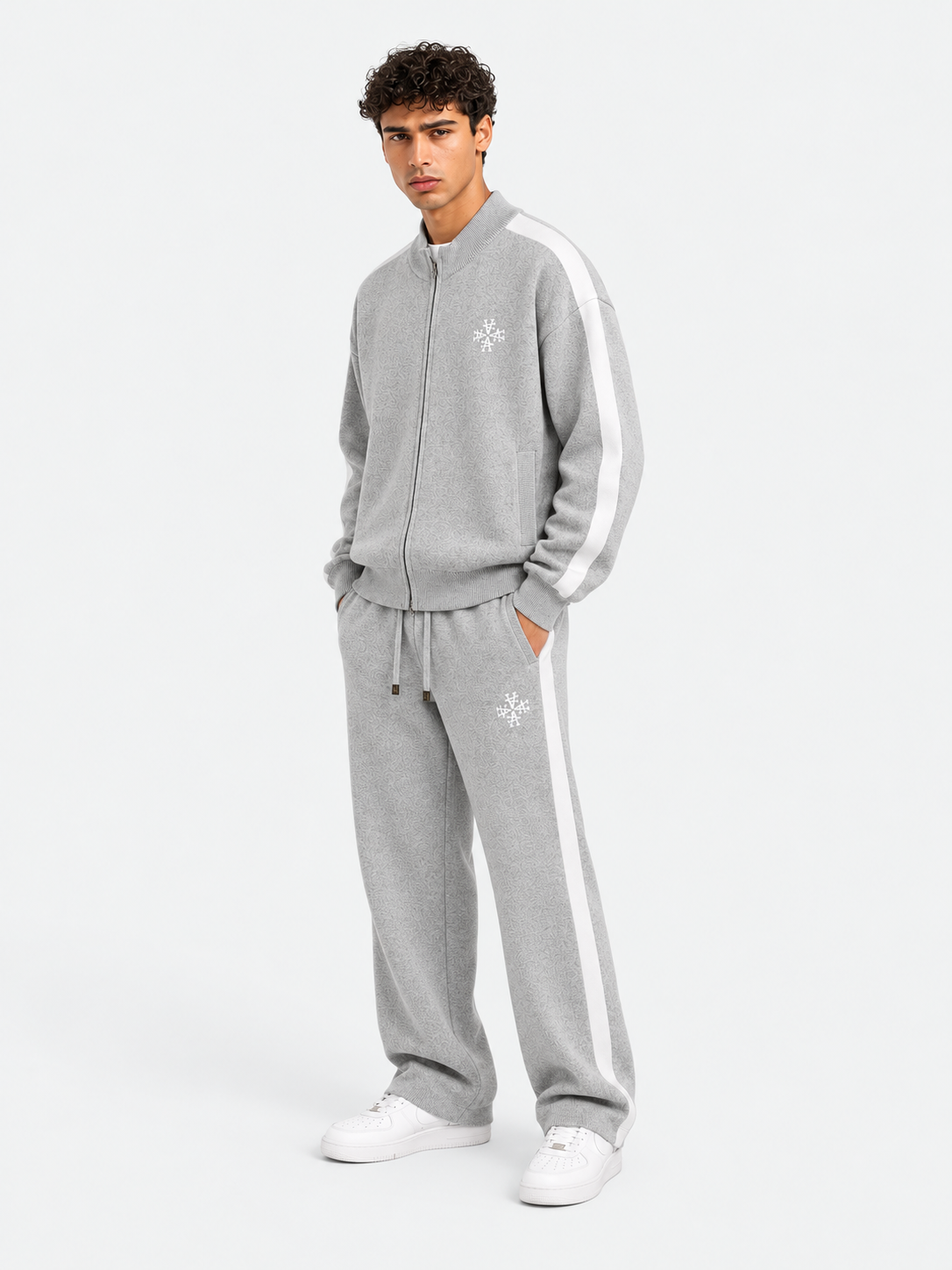 ATNT Tracksuits studio : Pantalon Knitted Gris Signature rayures latérales, vue de trois quarts sur fond gris clair