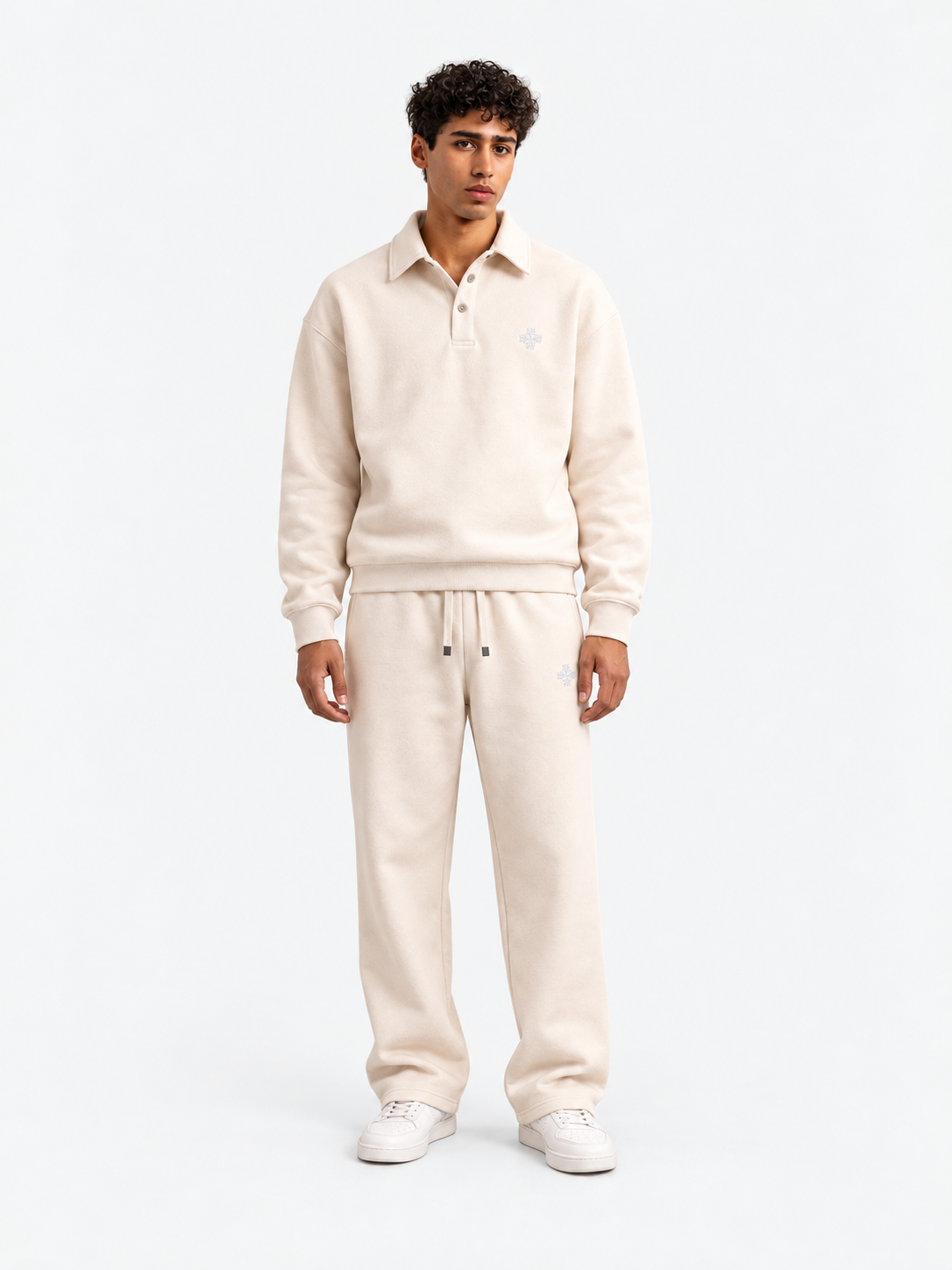 ATNT Tracksuits studio : Sweat Polo Megeve Off white, vue de face sur fond gris clair