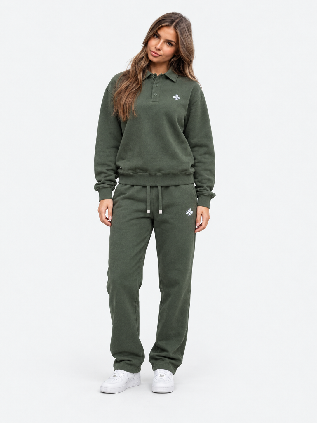 ATNT Tracksuits studio : Jogging Megeve Kaki, vue de face sur fond gris clair