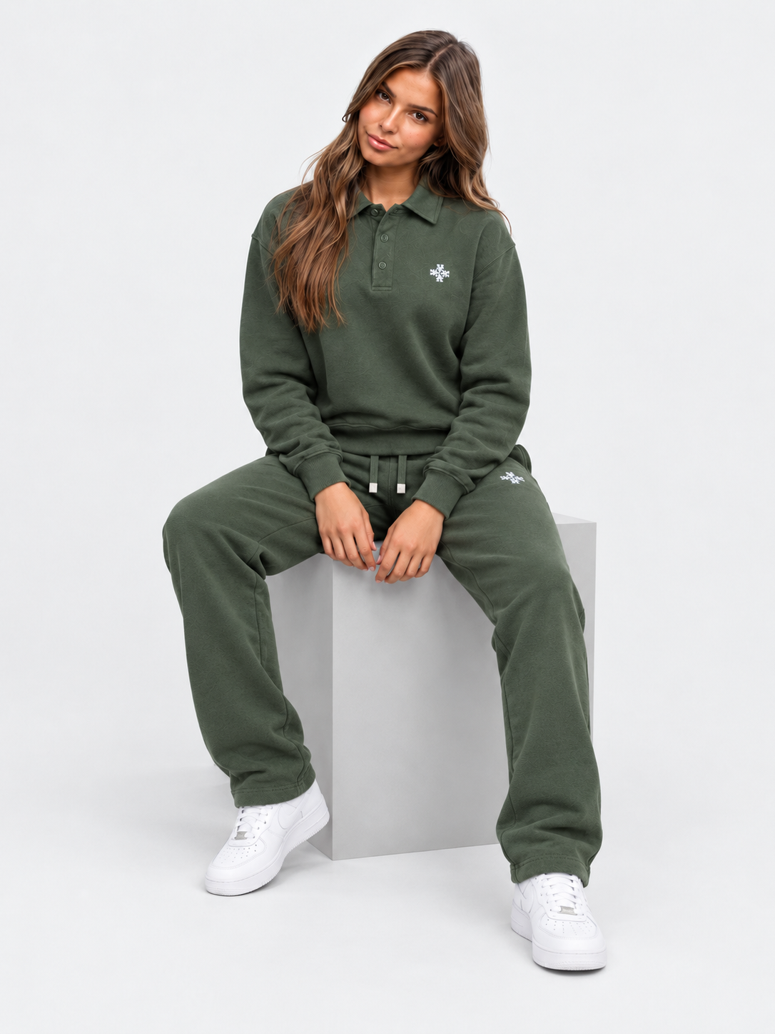 ATNT Tracksuits studio : Sweat Polo Megeve Khaki, vue assise sur fond gris clair
