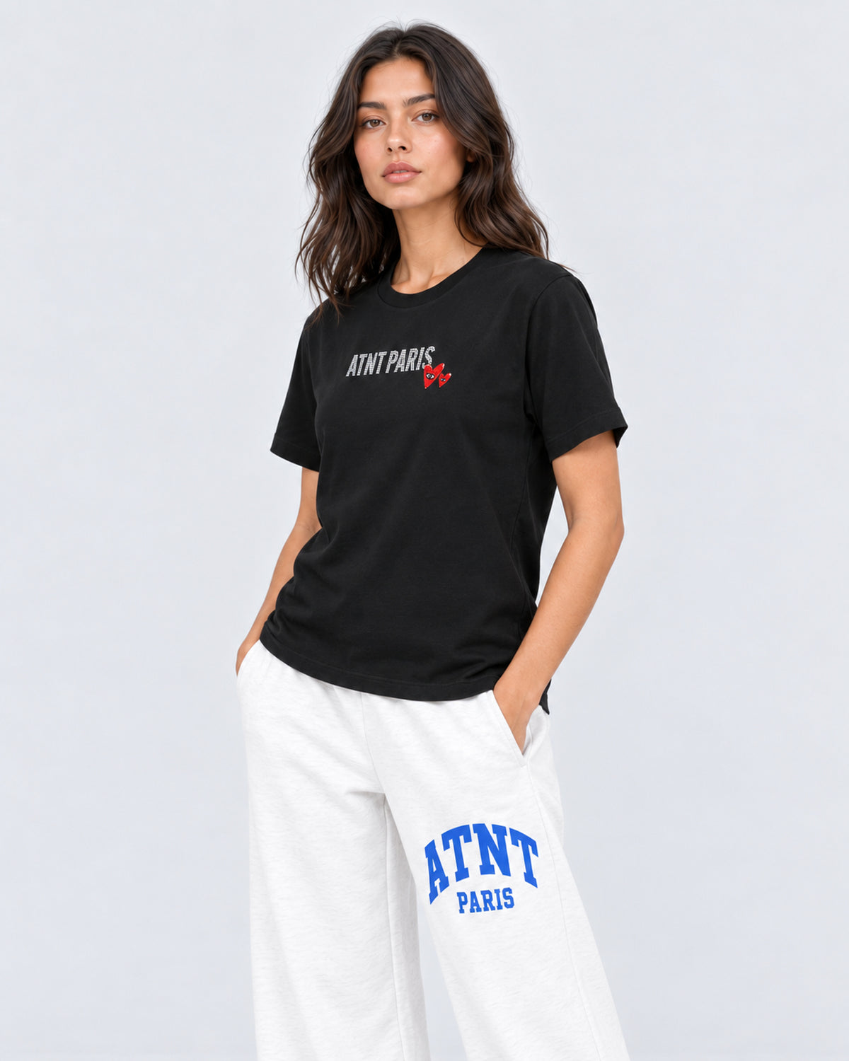 T-shirt Love Heart Strass noir ATNT PARIS — porté de trois quarts face, plan rapproché — studio gris clair, mannequin femme