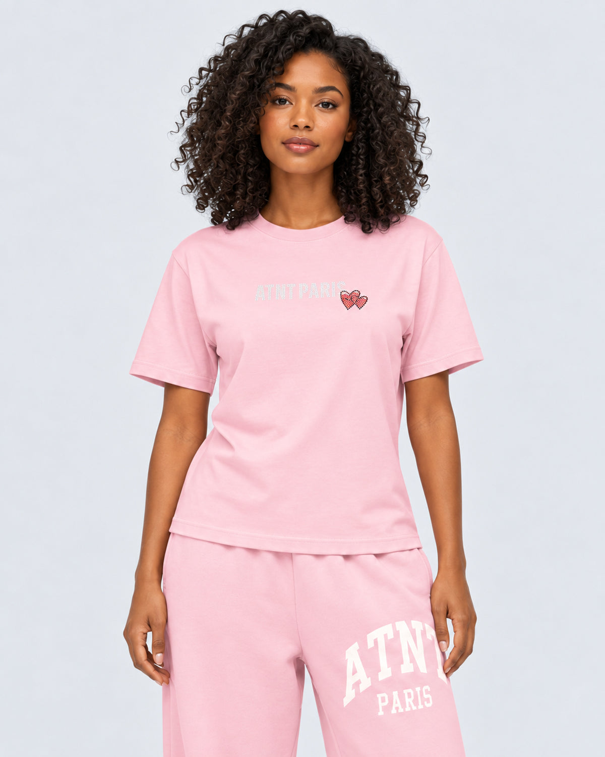 T-shirt Love Heart Strass rose clair ATNT PARIS — porté de face, plan rapproché — studio gris clair, mannequin femme