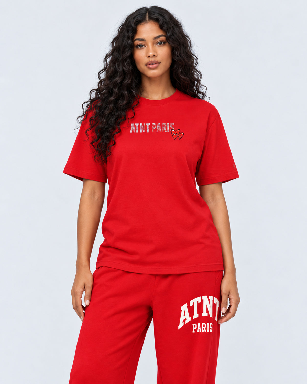 T-shirt Love Heart Strass rouge ATNT PARIS — porté de face, plan rapproché — studio gris clair, mannequin femme