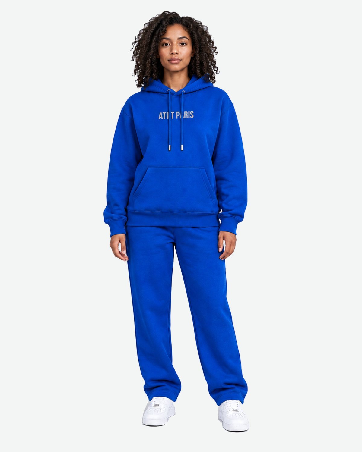 Sweat à Capuche Bleu Roi Dark Angel Strass – ATNT Paris — Pack studio naturel, fond #F3F4F4, vue portée en pied de face. — 1920 × 2400 px