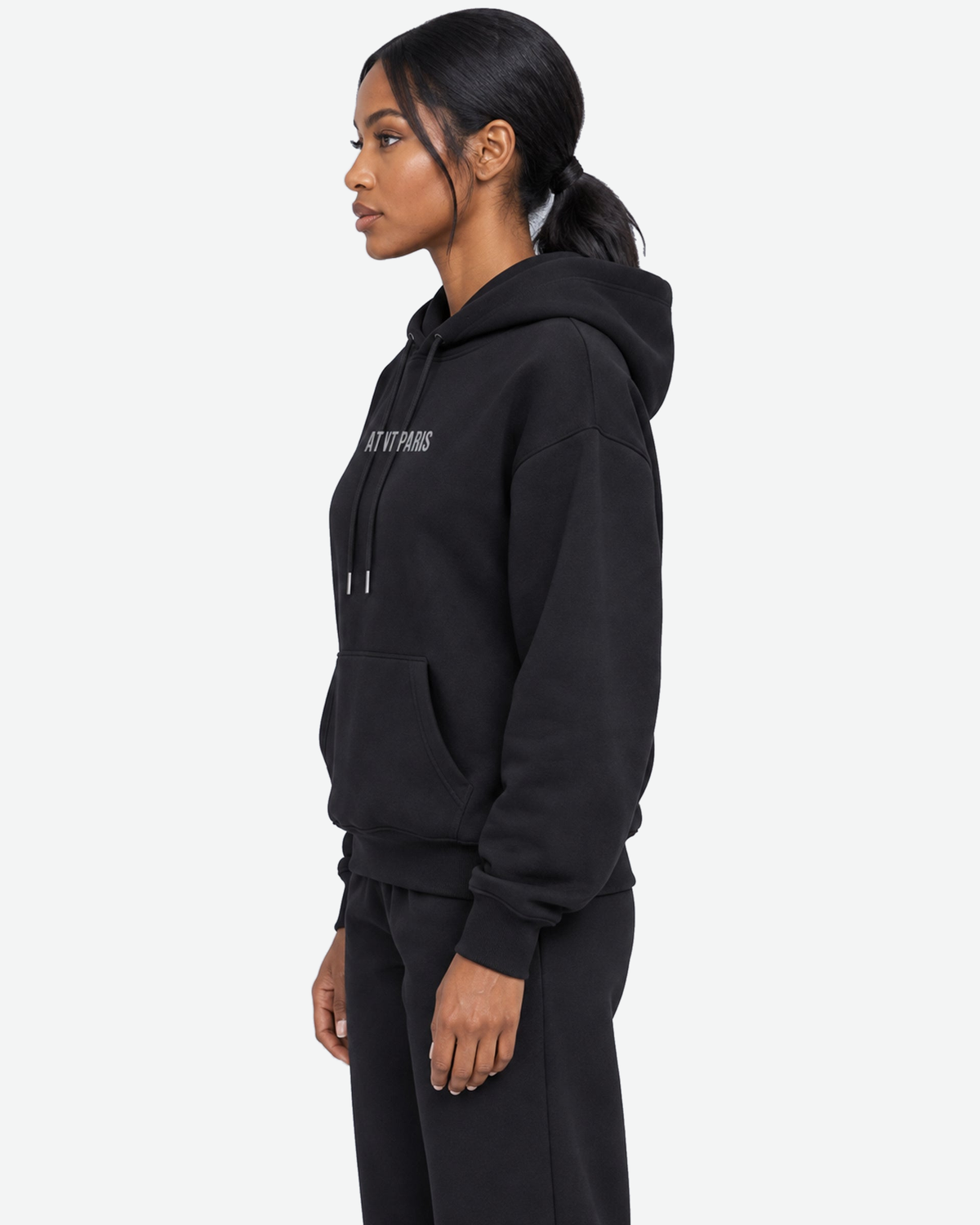 Sweat à Capuche Noir Dark Angel Strass – ATNT Paris — Pack studio naturel, fond #F3F4F4, vue portée rapprochée de profil. — 1920 × 2400 px