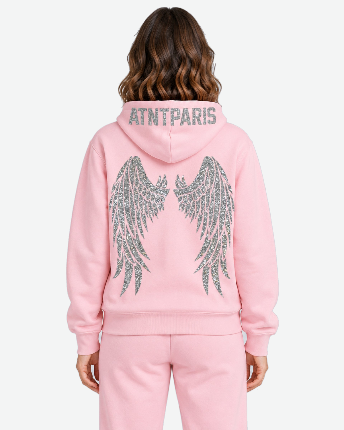 Sweat à Capuche Rose Clair Dark Angel Strass – ATNT Paris — Pack studio naturel, fond #F3F4F4, vue portée rapprochée de dos. — 1920 × 2400 px
