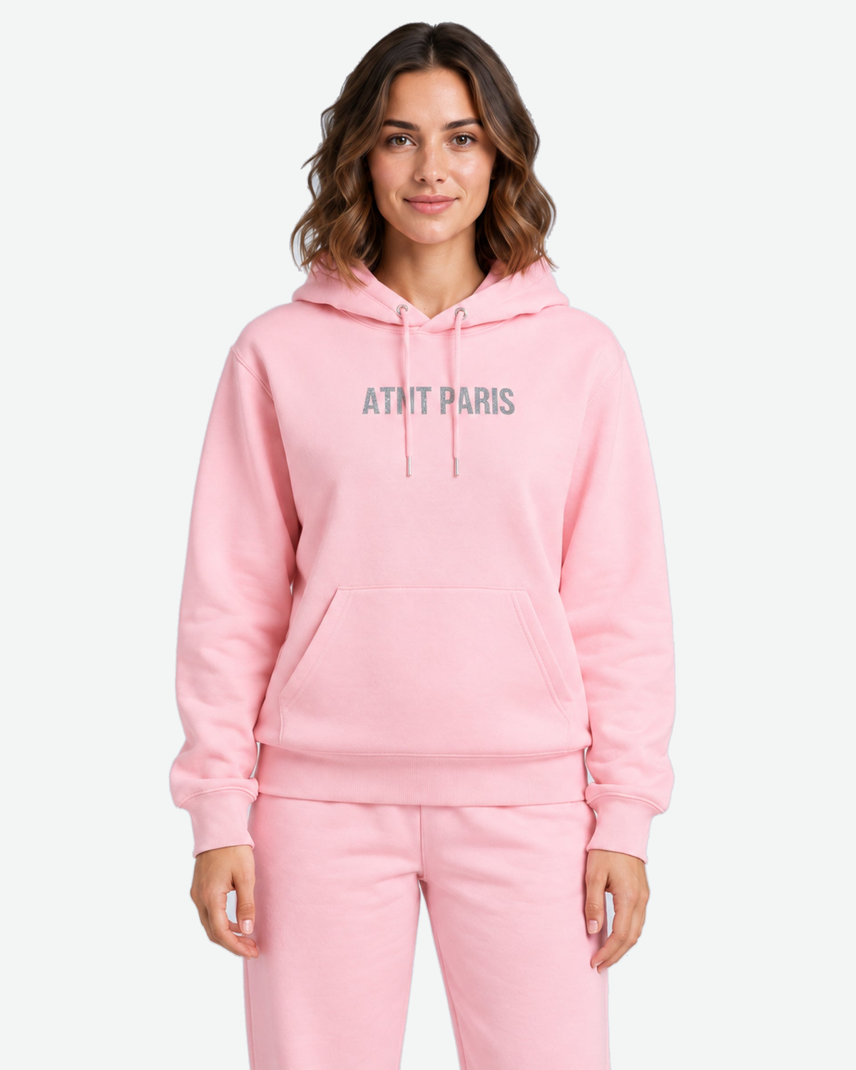 Sweat à Capuche Rose Clair Dark Angel Strass – ATNT Paris — Pack studio naturel, fond #F3F4F4, vue portée rapprochée de face. — 1920 × 2400 px