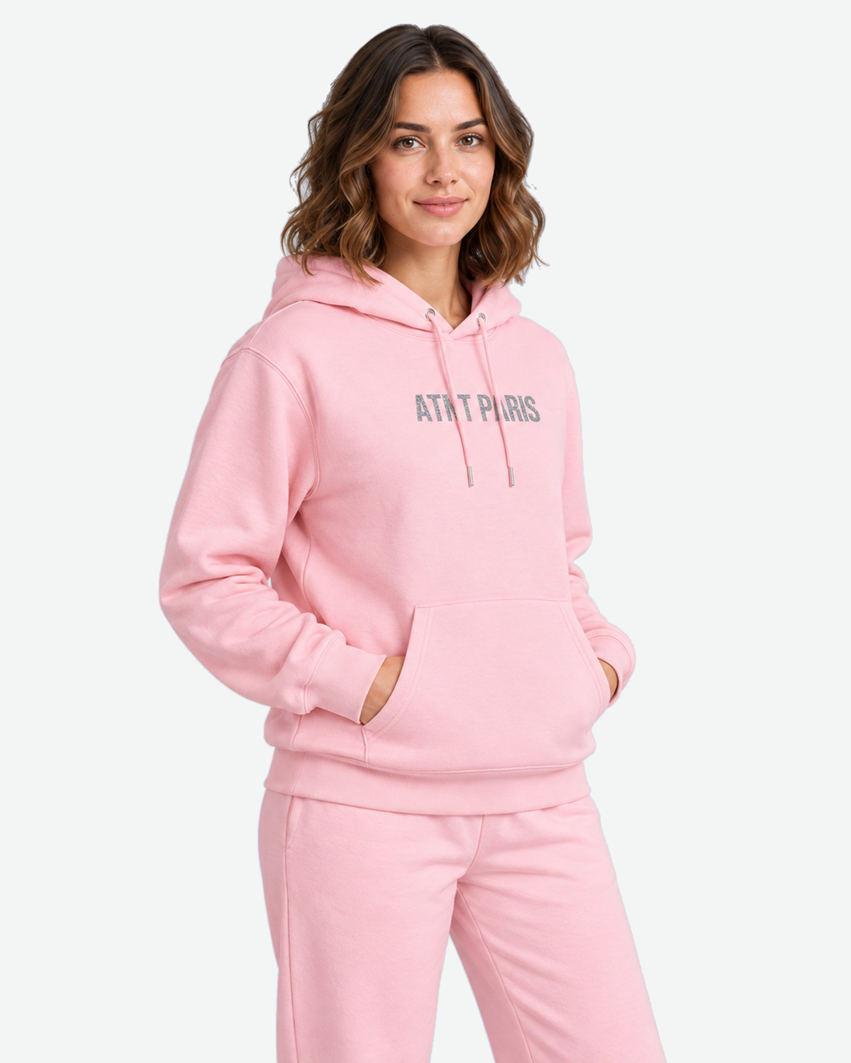 Sweat à Capuche Rose Clair Dark Angel Strass – ATNT Paris — Pack studio naturel, fond #F3F4F4, vue portée rapprochée de trois-quarts avant. — 1920 × 2400 px