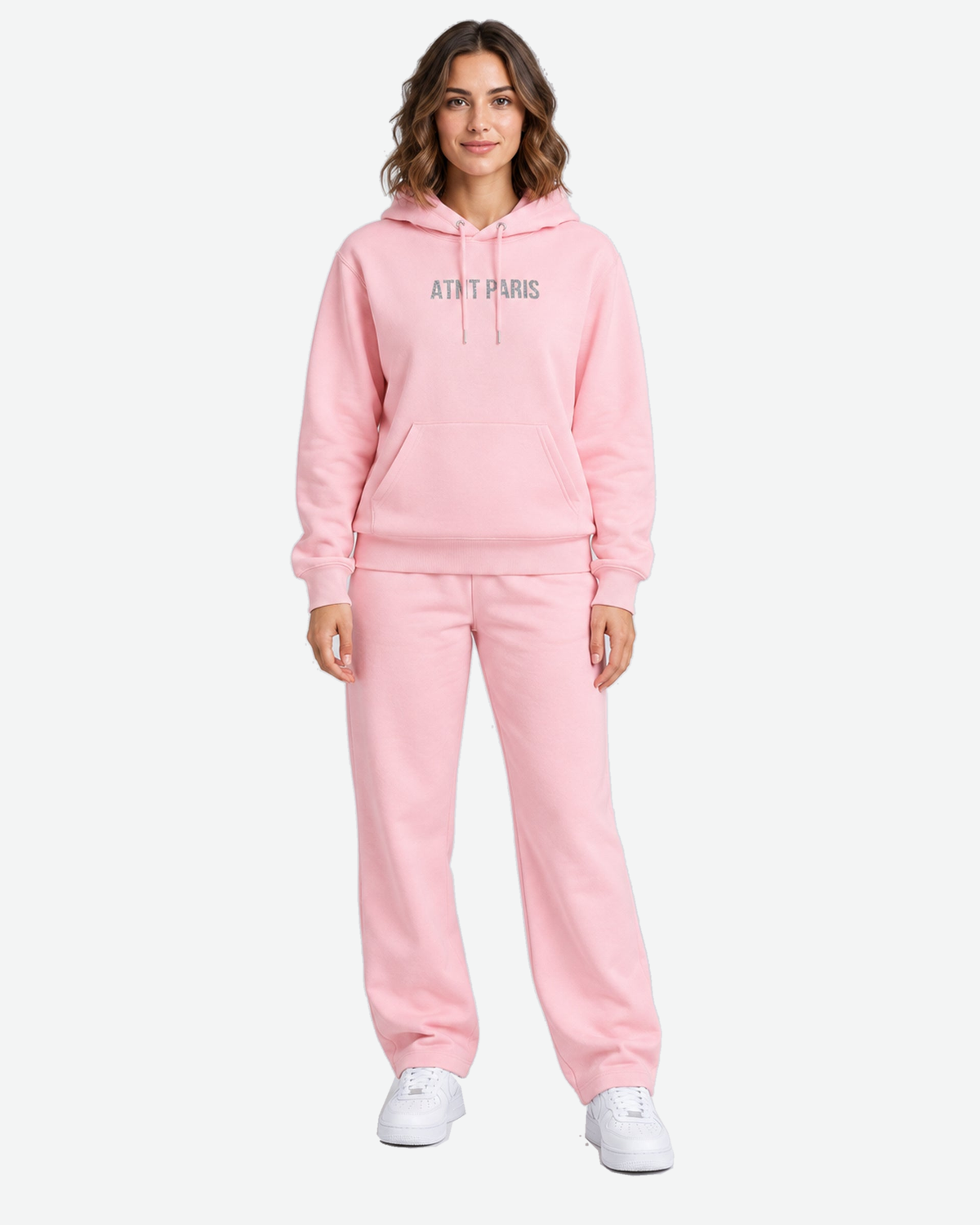 Sweat à Capuche Rose Clair Dark Angel Strass – ATNT Paris — Pack studio naturel, fond #F3F4F4, vue portée en pied de face. — 1920 × 2400 px