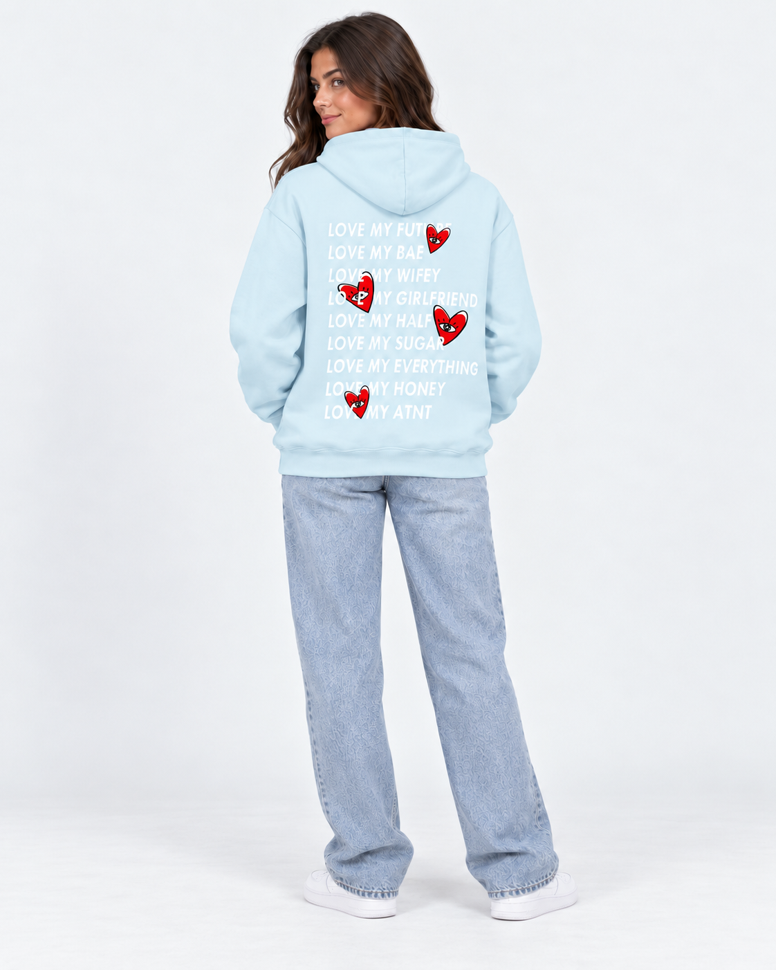 Sweat Love Heart bleu ciel ATNT PARIS porté en studio clair, mannequin femme en pied, vue de dos